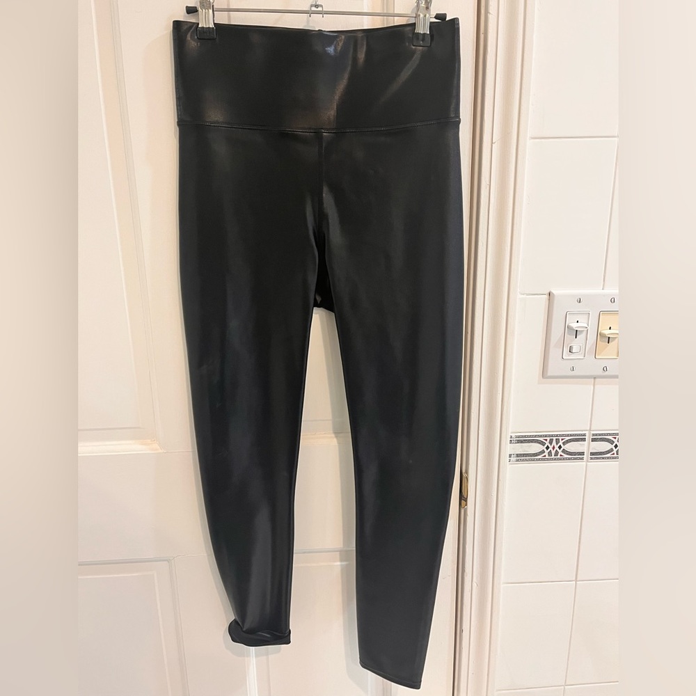 Knix- “thebirdspapaya” faux leather legging so so flattering